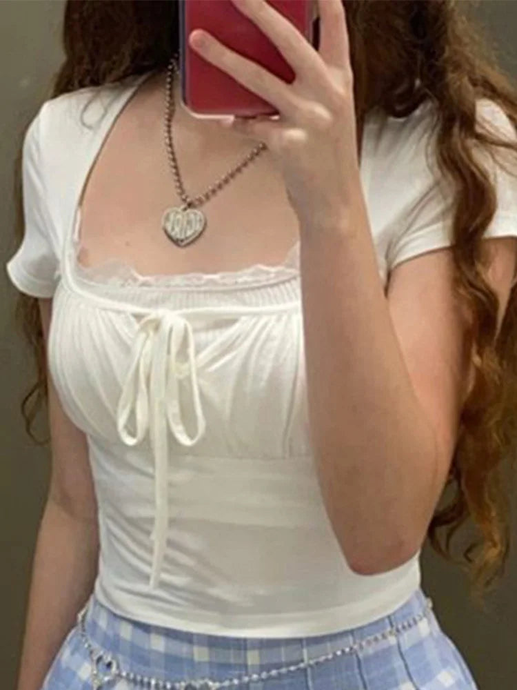 Camiseta Feminina Branca Casual em Malha com Detalhes em Rendas